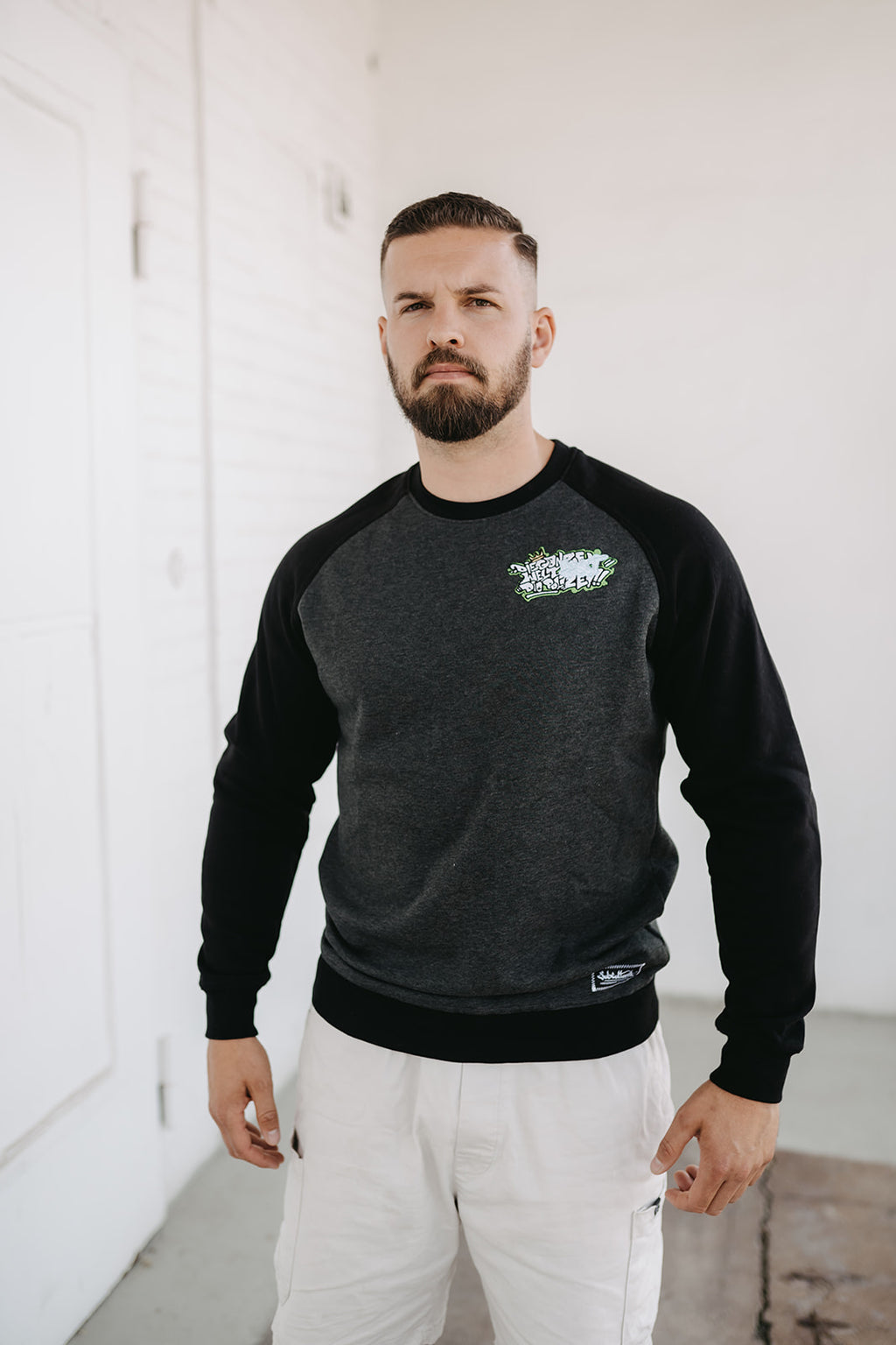 Die ganze Welt hasst die Polizei Crewneck