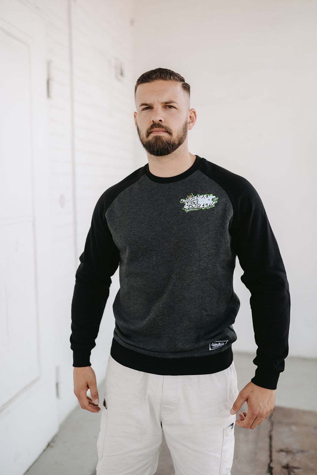 Die ganze Welt hasst die Polizei Crewneck
