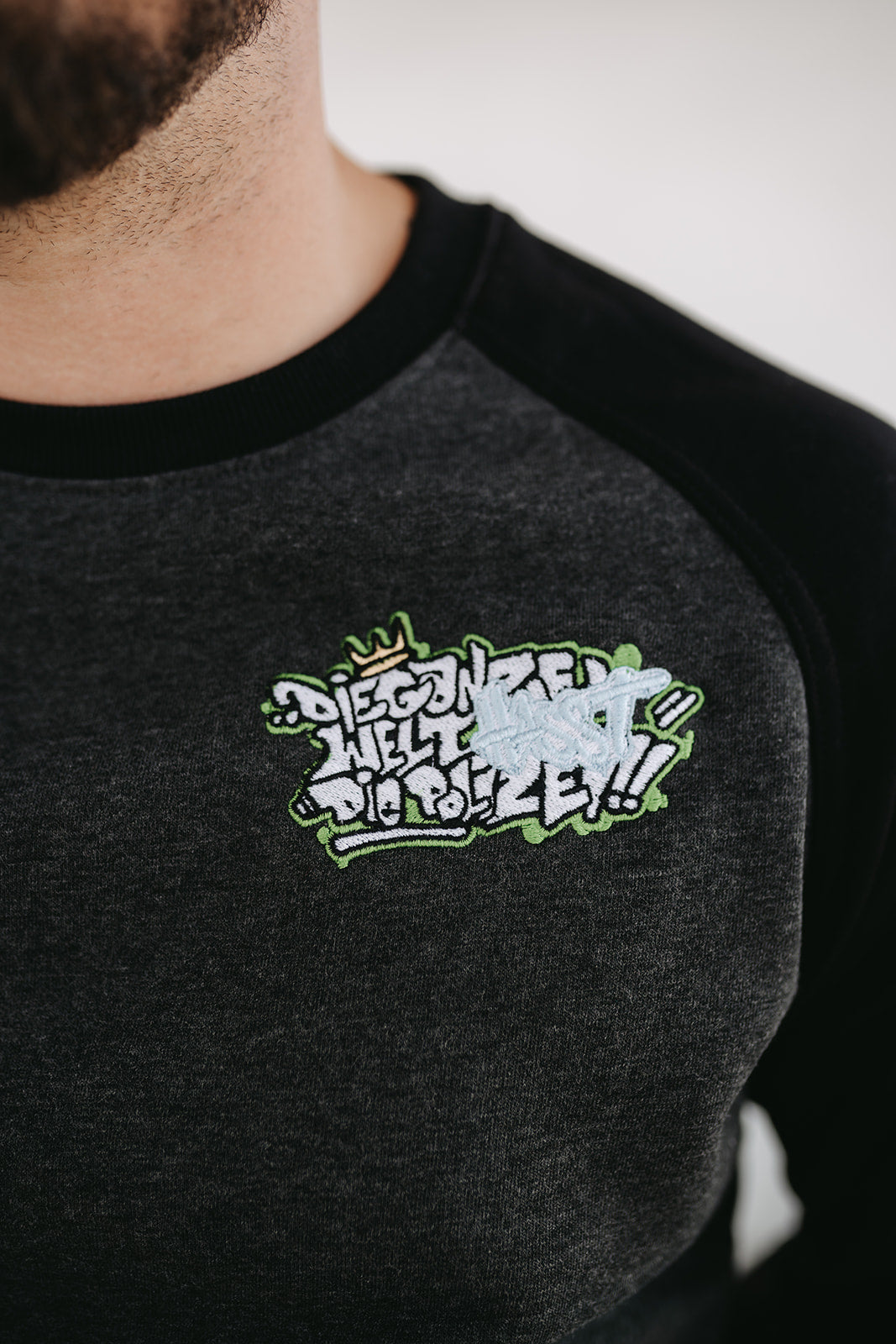 Die ganze Welt hasst die Polizei Crewneck
