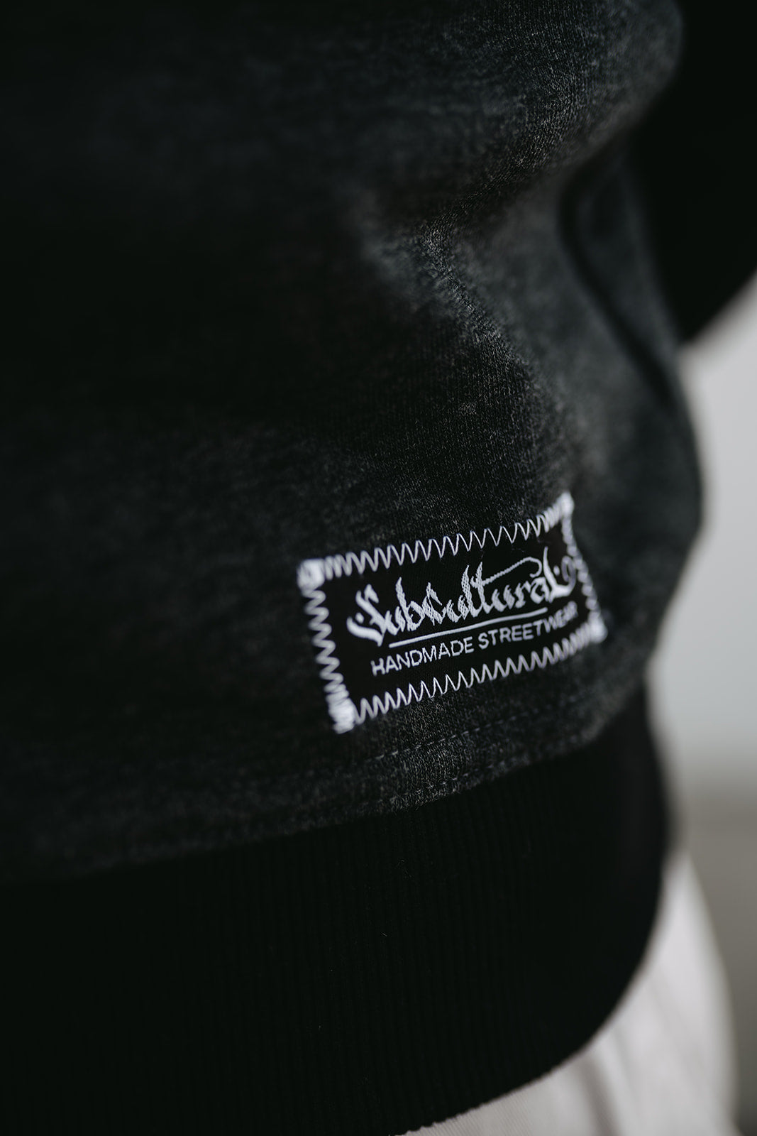Die ganze Welt hasst die Polizei Crewneck