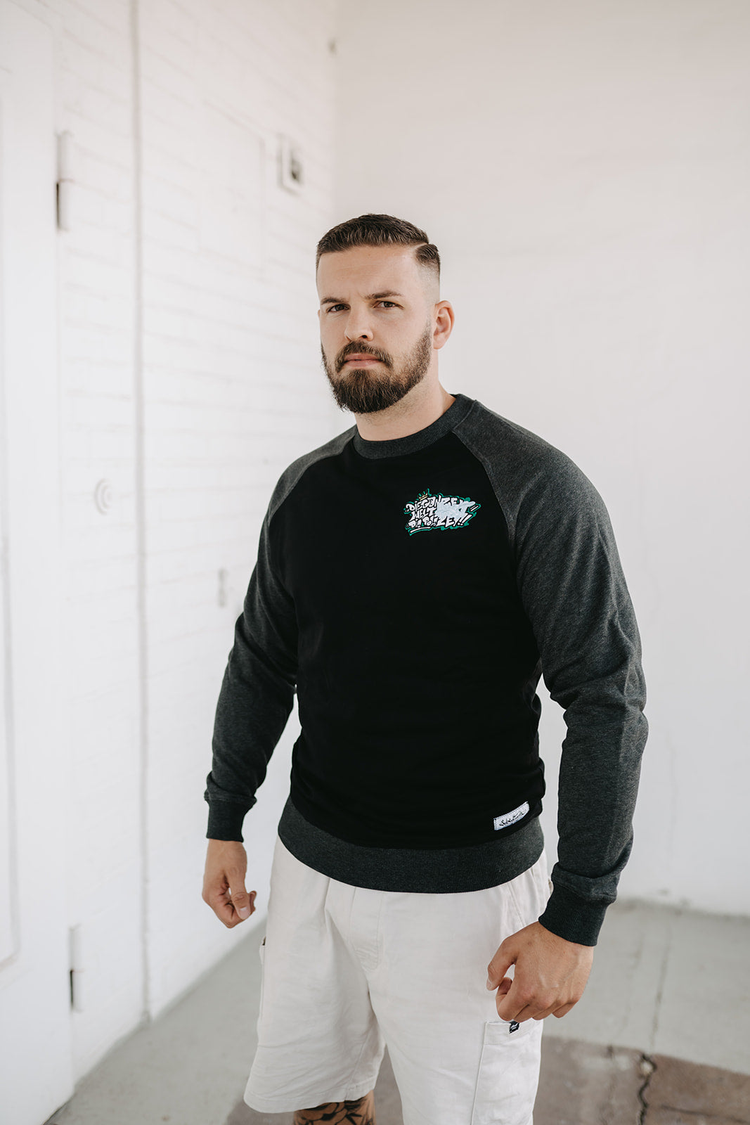 Die ganze Welt hasst die Polizei Crewneck