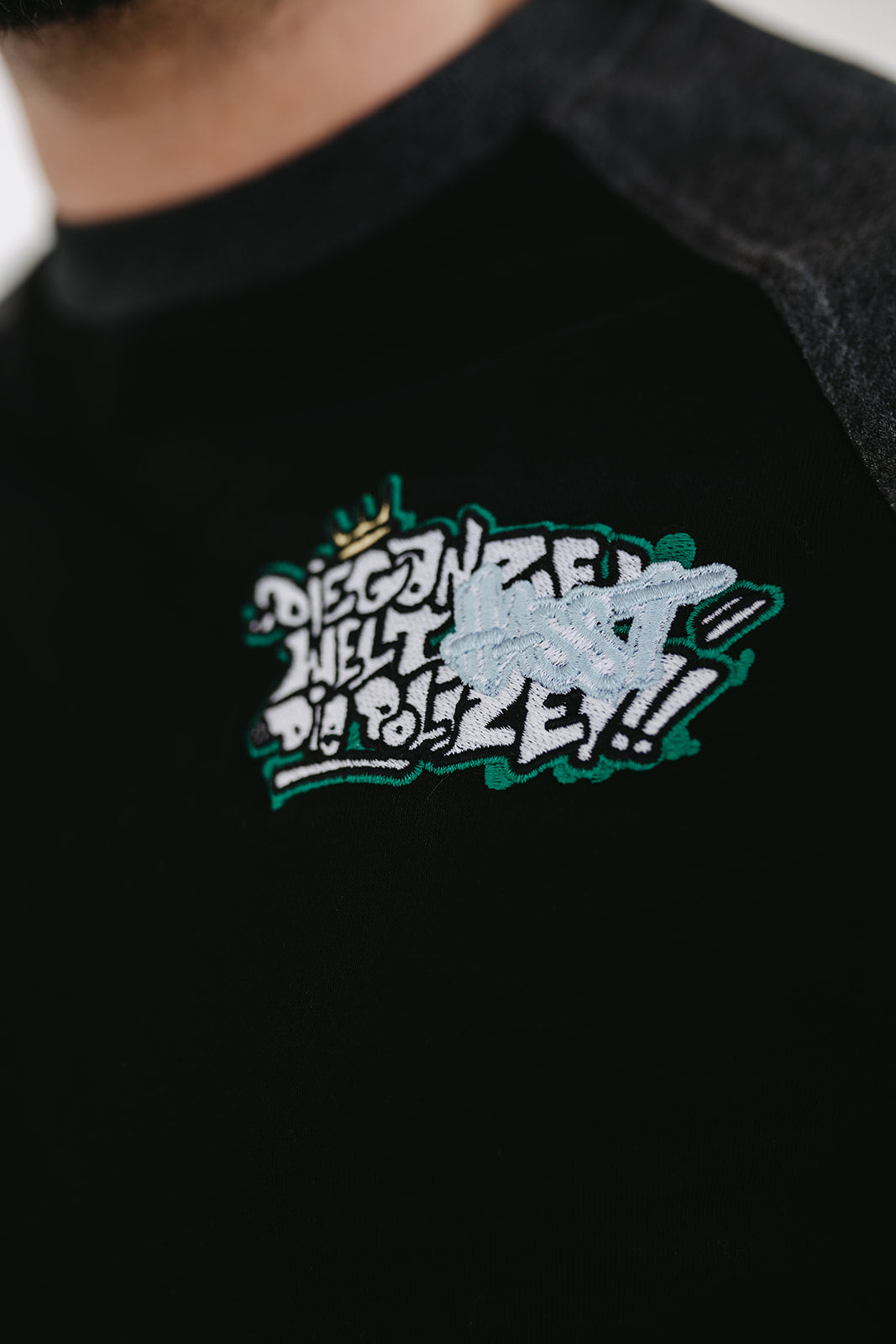 Die ganze Welt hasst die Polizei Crewneck